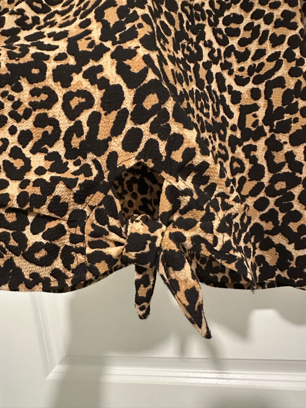 Leopard Print V-Neck Tie-Hem Blouse in Tan & Black Women’s Size Medium - Picture 4 of 7